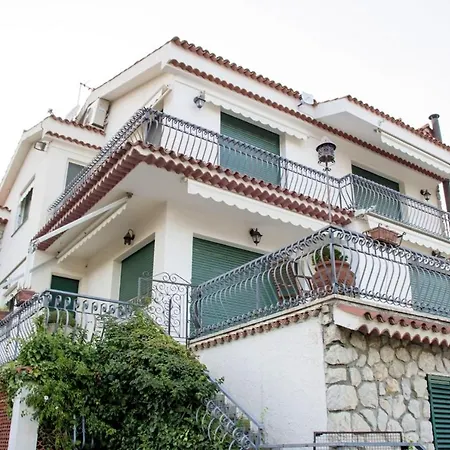 House With 4 Bedrooms In With Wonderful Sea View And Furnished Terrace 500 M From The Beach Nyaraló *